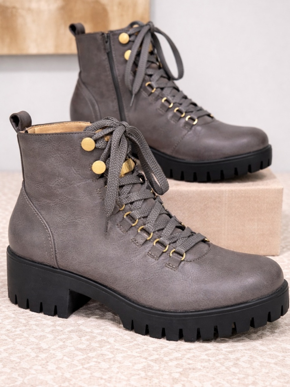 Chase + Chloe Gray Lace-Up Combat Boots Women’s 8 Chunky Sole Side Zip